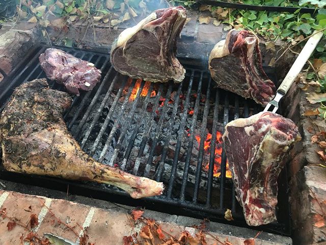 Lamb leg, wild boar roast, and #bisteccafiorentina for 12 at @villamontecastello .
Chef Naomi is alive and well in Tuscany with @cookielaing . For a second year in a row with a group of students from the US. YES.. we plan on next year as well!! Come and hang. #grillnight